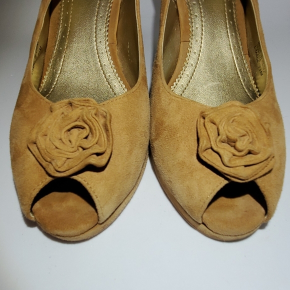 Franco Sarto Suede Leather Tan Gold Wedge Shoes 7.5 M - Picture 2 of 8